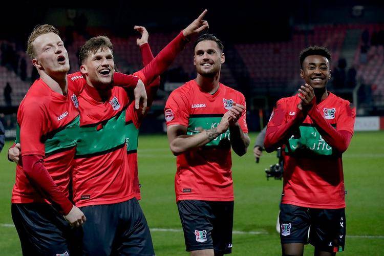 队的背景下 队的背景下